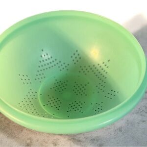 Vintage Tupperware Classic Colander Strainer Bowl Jadeite Green USA 339-2